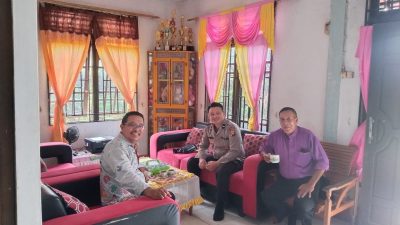 Lewat Obrolan Santai di Rumah Warga, Anggota Polsubsektor Jelimpo Tanamkan Kesadaran Cegah Kriminalitas
