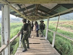 Siap di Bangun Kembali: Satgas Pamtas Yonif 2 Marinir HABEMA Bersama Tokoh Adat dan Masyarakat Kampung Pasir Putih Tinjau Jembatan Putus