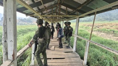 Siap di Bangun Kembali: Satgas Pamtas Yonif 2 Marinir HABEMA Bersama Tokoh Adat dan Masyarakat Kampung Pasir Putih Tinjau Jembatan Putus