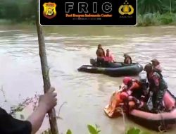 Personel Polsek Serbajadi Bersama Petugas Gabungan Evakuasi Bocah Yang Hanyut di Sungai Peunaron