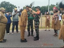 Penyambutan Dengan Adat Arfak Warnai Pembukaan TMMD ke-130 Kodim 1808/Mansel di Manokwari Selatan