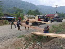 TMMD ke-130 Kodim 1808/Mansel Tancap Gas, Material Bangunan Didrop dan Dipikul Bersama Warga Yamboi