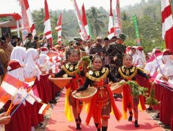 Tarian Selamat Datang Siswa SD Taji Meriahkan Pembukaan TMMD ke-130 Kodim 0818 Kabupaten Malang
