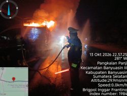 Respons Cepat Polres Banyuasin Tangani Kebakaran Truk Ekspedisi di Jalintim KM 37