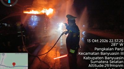 Respons Cepat Polres Banyuasin Tangani Kebakaran Truk Ekspedisi di Jalintim KM 37