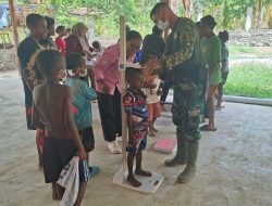 Cegah Stunting, Dinas Kesehatan Mansel Bersama Satgas TMMD ke-130 Kodim 1808/Mansel Lakukan Pengukuran Tinggi dan Berat Badan Anak di Kampung Yamboi