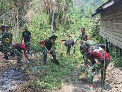 Anggota Kodim 1808/Mansel Bersama Masyarakat Gotong Royong Bersihkan Lokasi Pembangunan MCK