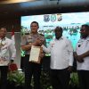 Gubernur Papua Barat Daya Serahkan Sertifikat Tanah Kepada Polda PBD