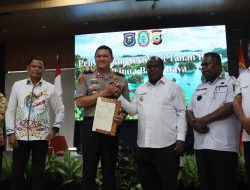 Gubernur Papua Barat Daya Serahkan Sertifikat Tanah Kepada Polda PBD