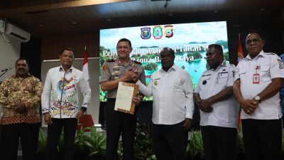 Gubernur Papua Barat Daya Serahkan Sertifikat Tanah Kepada Polda PBD