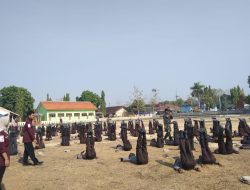 Cetak generasi unggul: babinsa Koramil Jenar tempa disiplin siswa SMKN 1 lewat pelatihan ketarunaan