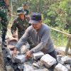 Semangat Tak Kenal Usia: Pak Darto dan Satgas TMMD 130 Ukir Karya di Lereng Desa Taji