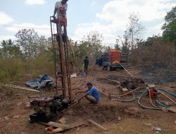 Atasi Krisis Air Bersih, Satgas TMMD 130 Kodim 1416/Muna Gotongroyong Bersama Warga Buat Sumur Bor