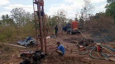 Atasi Krisis Air Bersih, Satgas TMMD 130 Kodim 1416/Muna Gotongroyong Bersama Warga Buat Sumur Bor