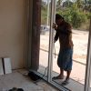 Tahap penyempurnaan pelindung fasad KDKMP Teluk Lasongko menuju penyelesaian akhir
