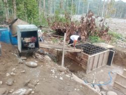Babinsa Pantau Langsung Pembangunan Jembatan Gantung Penghubung Cot Calang–Lhok Baro