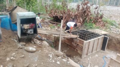 Babinsa Pantau Langsung Pembangunan Jembatan Gantung Penghubung Cot Calang–Lhok Baro