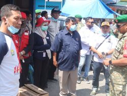 Bakti Sosial Gerakan Peduli Udara Kota Baubau, Dandim 1413/Buton Turun Langsung Bagikan Masker Antisipasi Dampak Kabut Asap