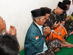 Wujudkan Kedekatan dengan Masyarakat, Anggota TMMD ke-130 Kodim 0818 Hadiri Tahlilan Rutin Warga Desa Taji