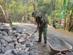 Satgas TMMD ke-130 Kodim 0818 Pecahkan Batu untuk Pembangunan Dinding Penahan Tanah di Desa Taji