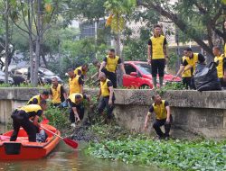Aksi Green Policing, Polres Metro Bekasi Kota Bersihkan Eceng Gondok di Kali Baru untuk Antisipasi Banjir dan Ajak Warga Waspada DBD