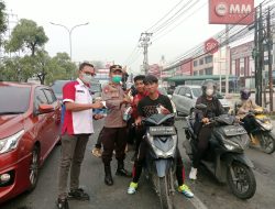 Kabut Asap Belum Hilang, PWMOI Riau dan Polsek Binawidya Bagikan 1.000 Masker