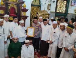 Jumat Keliling Polda Sumsel, Kapolda Hadirkan Bakti Kesehatan dan Bantuan Material untuk Masjid Agung SMB II