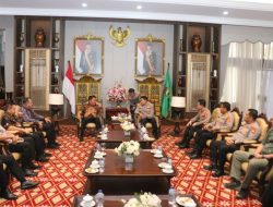 Lawatan Kerja ke Griya Agung, Kapolda Sumsel dan Gubernur Herman Deru Dorong Percepatan Penanganan Karhutla