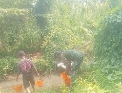 Wujud Kepedulian TNI, Satgas TMMD Bantu Masyarakat Mengambil Air Bersih di Sungai