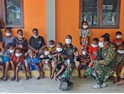 Hangat dan Penuh Keceriaan, Satgas TMMD ke-130 Kodim 1808/Mansel Manfaatkan Hari Libur Sekolah untuk Bercengkerama dengan Anak-Anak Kampung Yamboi