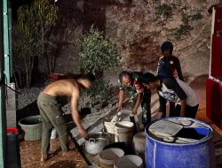 Babinsa Koramil 06/Batuwarno Bersama KRI Salurkan 3.000 Liter Air Bersih untuk Warga Ronggojati