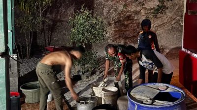 Babinsa Koramil 06/Batuwarno Bersama KRI Salurkan 3.000 Liter Air Bersih untuk Warga Ronggojati