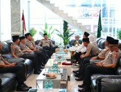 Perkuat Sinergi dengan Ulama, Kapolri Silaturahmi dengan Rais Aam PBNU di Surabaya