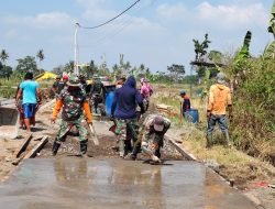 TNI dan Warga Sukoharjo Bahu Membahu Cor Jalan di Hari Minggu