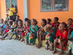 Dekat dengan Anak-Anak, Sertu Nixon Pimpin Ibadah Bersama Anak-Anak Kampung Yamboi