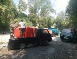 Peduli Warga Terdampak Kekeringan, Babinsa Koramil Selo Bantu Penuhi Kebutuhan Air Bersih