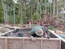 Merangkai Besi, Menyiapkan Penghubung Dua Dusun di Riseh Tunong