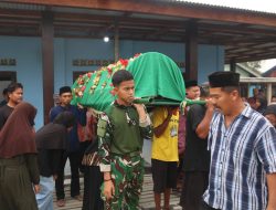 Tunjukkan Rasa Duka dan Kepedulian, Pos Kotis Meyado Bantu Prosesi Pemakaman Warga Distrik Meyado