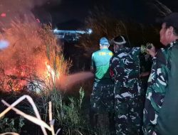 Gerak Cepat Prajurit Kodim 1707/Merauke, Bersama-sama Padamkan Kebakaran Lahan di Wilayah Kelurahan Samkai