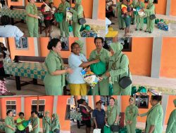 Wujud kepedulian terhadap masyarakat, Satgas TMMD ke 130 Kodim 1808/Mansel melaui persit KCK Cabang XVII Bagikan beras kepada warga kampung Yamboi