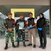 Warga Serahkan Trenggiling Hidup kepada Satgas Yonarmed 19/Bogani, Bukti Keberhasilan Pembinaan Masyarakat Perbatasan