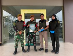 Warga Serahkan Trenggiling Hidup kepada Satgas Yonarmed 19/Bogani, Bukti Keberhasilan Pembinaan Masyarakat Perbatasan
