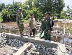 Pastikan pembangunan berjalan sesuai target, Dansatgas TMMD ke 130 Kodim 1808/Mansel tinjau langsung pekerja jembatan