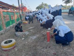 Peduli Kebersihan, Satgas TMMD 130 Kodim 1416/Muna Bersama Siswa-siswi SMP 1 Kabawo Kerja Bakti Pembersihan Kiri Kanan Jalan