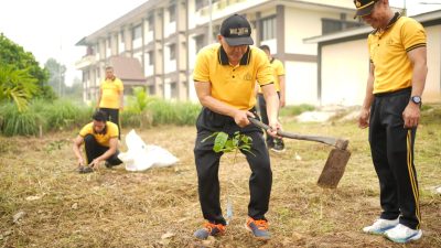 Polres sintang mewujudkan program Green Policing 100 hari Kapolri