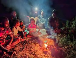 Bercengkerama dengan Warga Arga di Malam Hari, Satgas TMMD ke-130 Kodim Mansel Semakin Eratkan Rasa Kekeluargaan