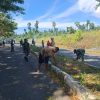 Gotong Royong Bersihkan Lingkungan, Personel Satgas TMMD dan Masyarakat Bahu-Membahu Demi Lingkungan Asri