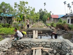 Ditengah Kubangan Lumpur, Personel Satgas TMMD Ke-130 Bersama Masyarakat Terus Lanjutkan Pembangunan Jembatan
