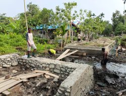Personel Satgas TMMD Bersama Masyarakat Terus Berbuat Demi Terhubungnya Akses Warga Kampung Yamboi