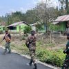 Penuh Keceriaan, Personel Satgas TMMD ke-130 Berjalan Menuju Sasaran Pekerjaan Disambut Hangat Warga Kampung Yamboi